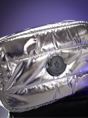 MONCLER PARFUMS SILVER GWP NOVELTY Puffer Quilted Pouch NEW
UNISEX